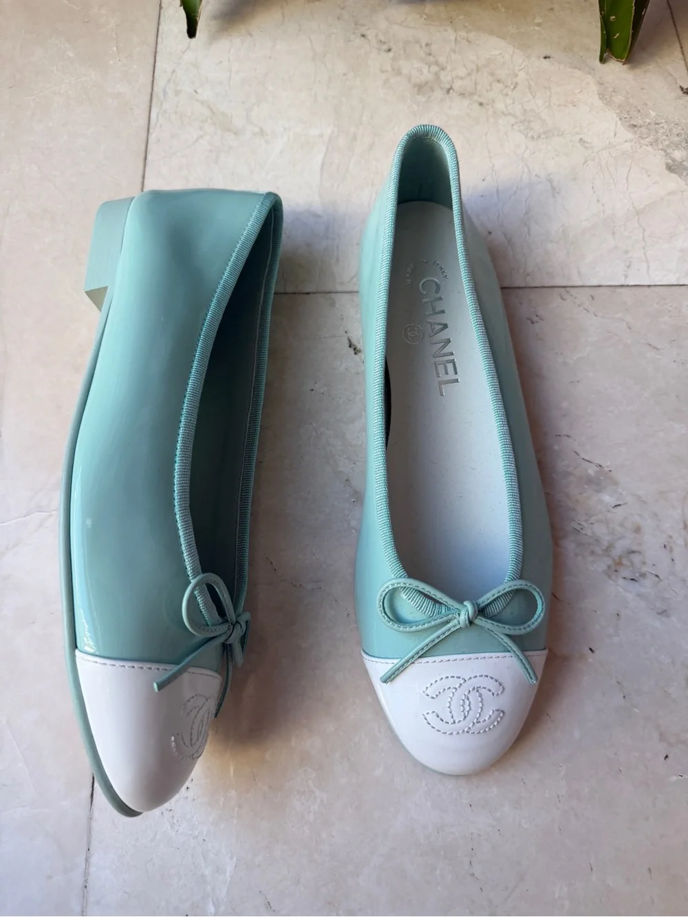 CHANEL MINTY TURQUOISE GREEN PATENT LEATHER WHITE CC CAP TOE BALLET FLATS 37 C